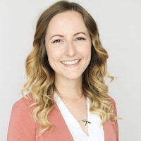 Headshot of Samantha Osterhaus from Mindfully Well.